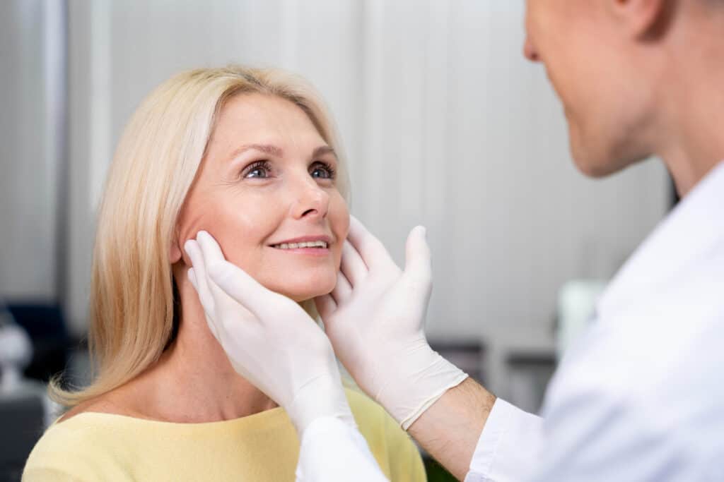 Facelift μετά τα 50: Πότε Είναι η Κατάλληλη Ηλικία για Lifting Προσώπου;